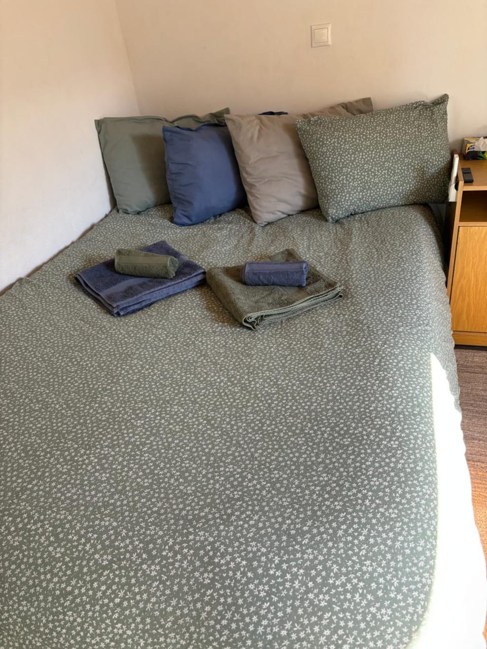 Bed, towels
