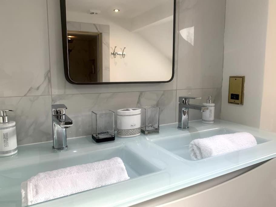 Bathroom, towels