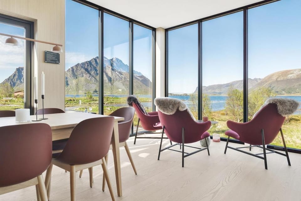 Day, Natural landscape, Living room, Seating area, Dining area, Mountain view