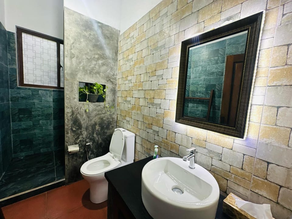 Shower, Toilet, Bathroom, bidet, towels