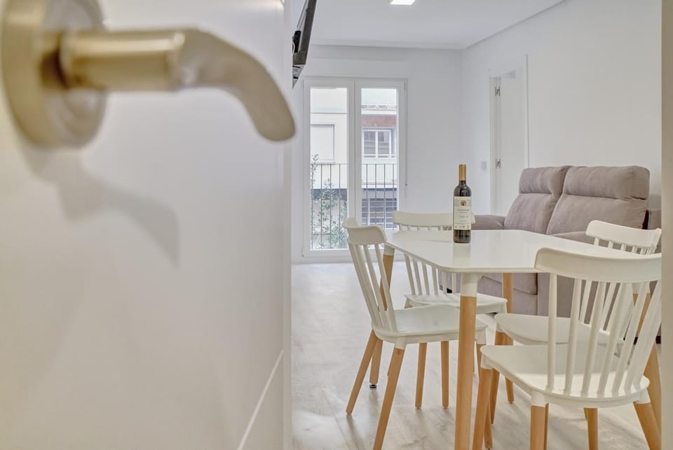 Kitchen or kitchenette, Living room, Food and drinks, Seating area, Dining area