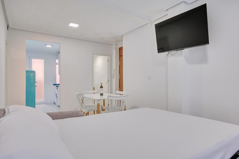 Communal lounge/ TV room, Bed, TV and multimedia, Photo of the whole room, Bedroom