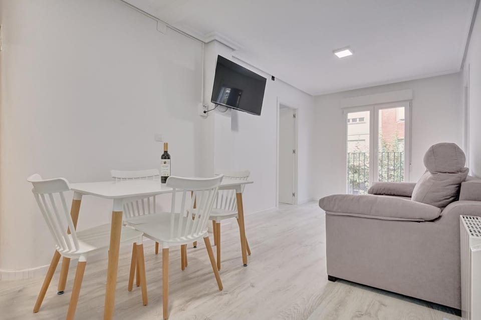 TV and multimedia, Living room, Seating area, Dining area