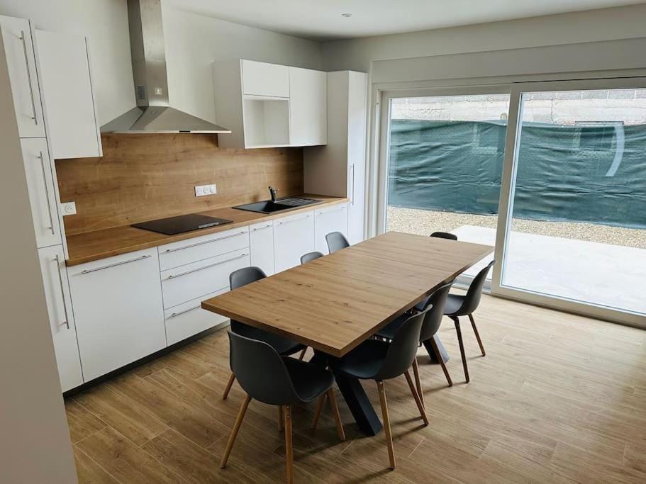 Kitchen or kitchenette, Dining area, stove