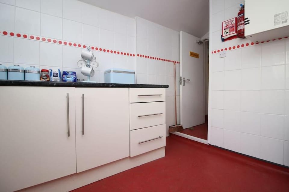 Kitchen or kitchenette, oven, stove