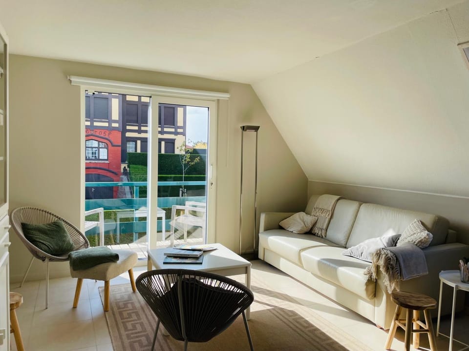 Bed, Living room, Seating area, Bedroom