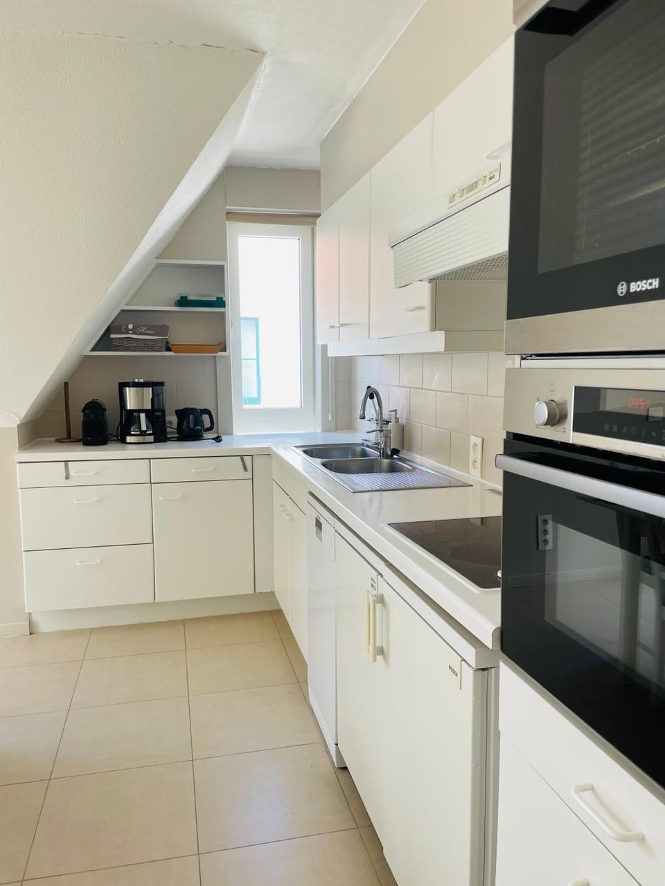 Kitchen or kitchenette, dishwasher, oven