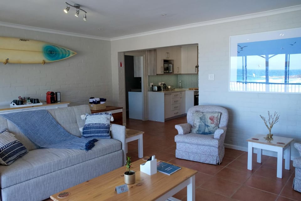 Kitchen or kitchenette, Living room, Seating area, oven, pet friendly