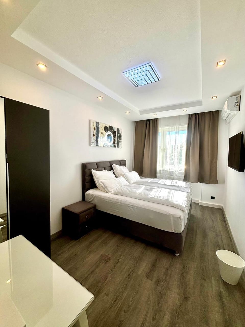 Bed, TV and multimedia, air conditioner