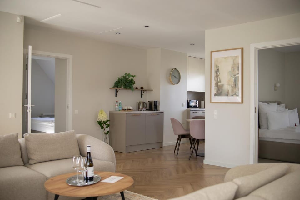 Coffee/tea facilities, Living room, Seating area, minibar