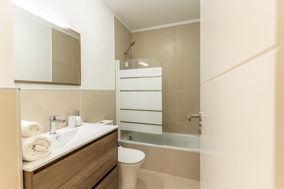 Bathroom, Bath, towels