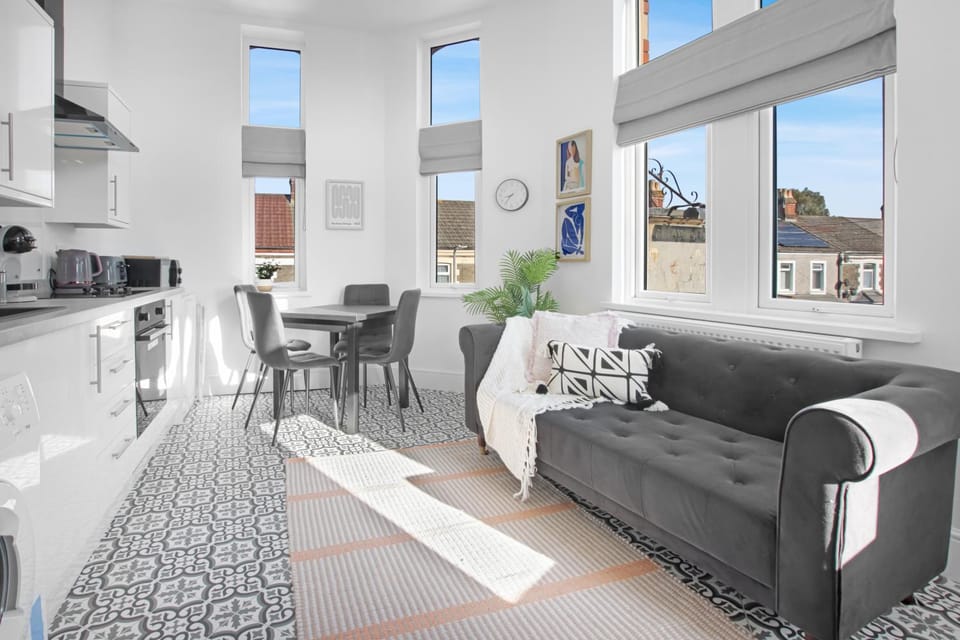 Kitchen or kitchenette, Seating area, Dining area