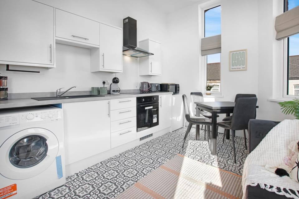 Kitchen or kitchenette, Seating area, oven, stove, toaster, washing machine