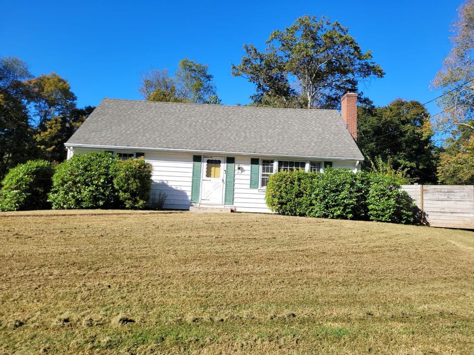 East Granby with AC and WiFi 3 minute to Bradley House in Connecticut