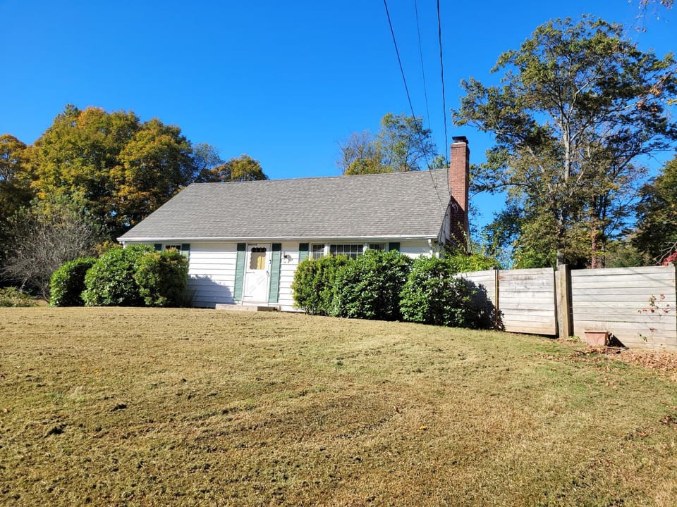 East Granby with AC and WiFi 3 minute to Bradley House in Connecticut