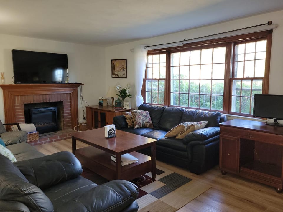 East Granby with AC and WiFi 3 minute to Bradley House in Connecticut