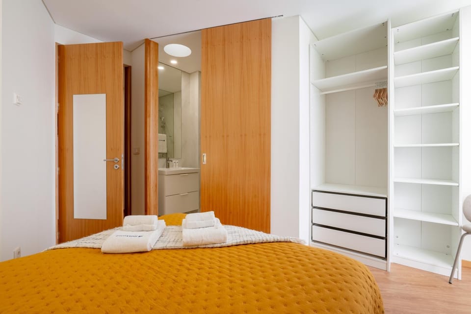 Bed, Bedroom, towels, wardrobe