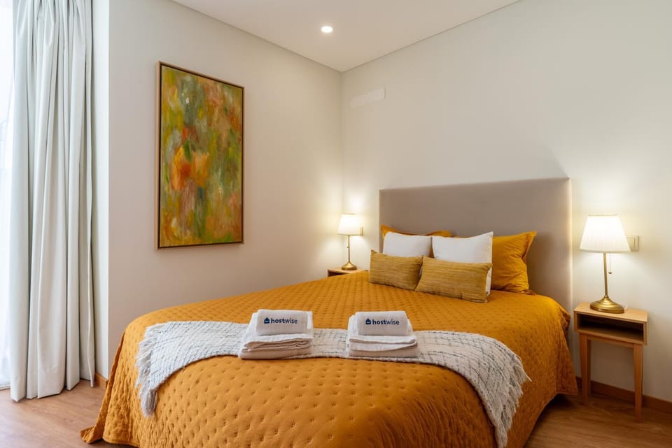 Bed, Bedroom, towels