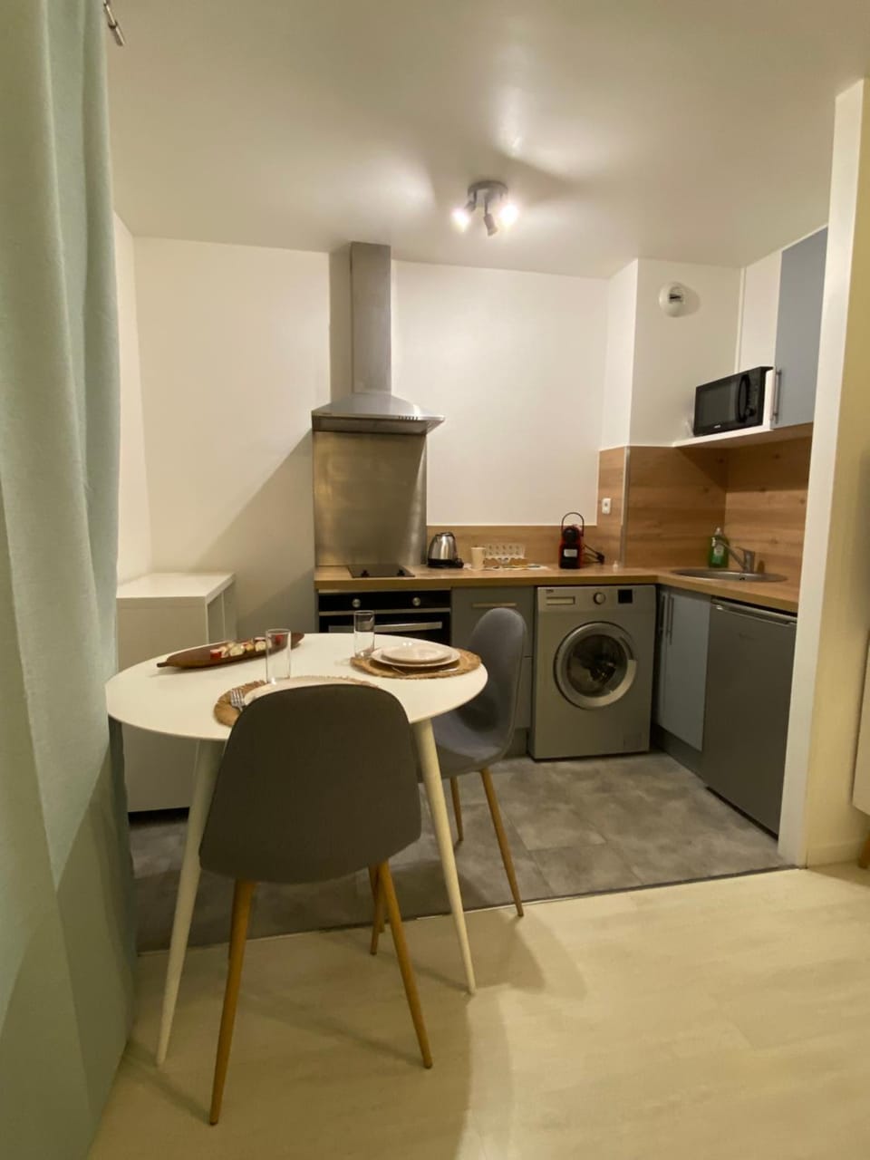 Kitchen or kitchenette, Dining area, oven, stove, washing machine