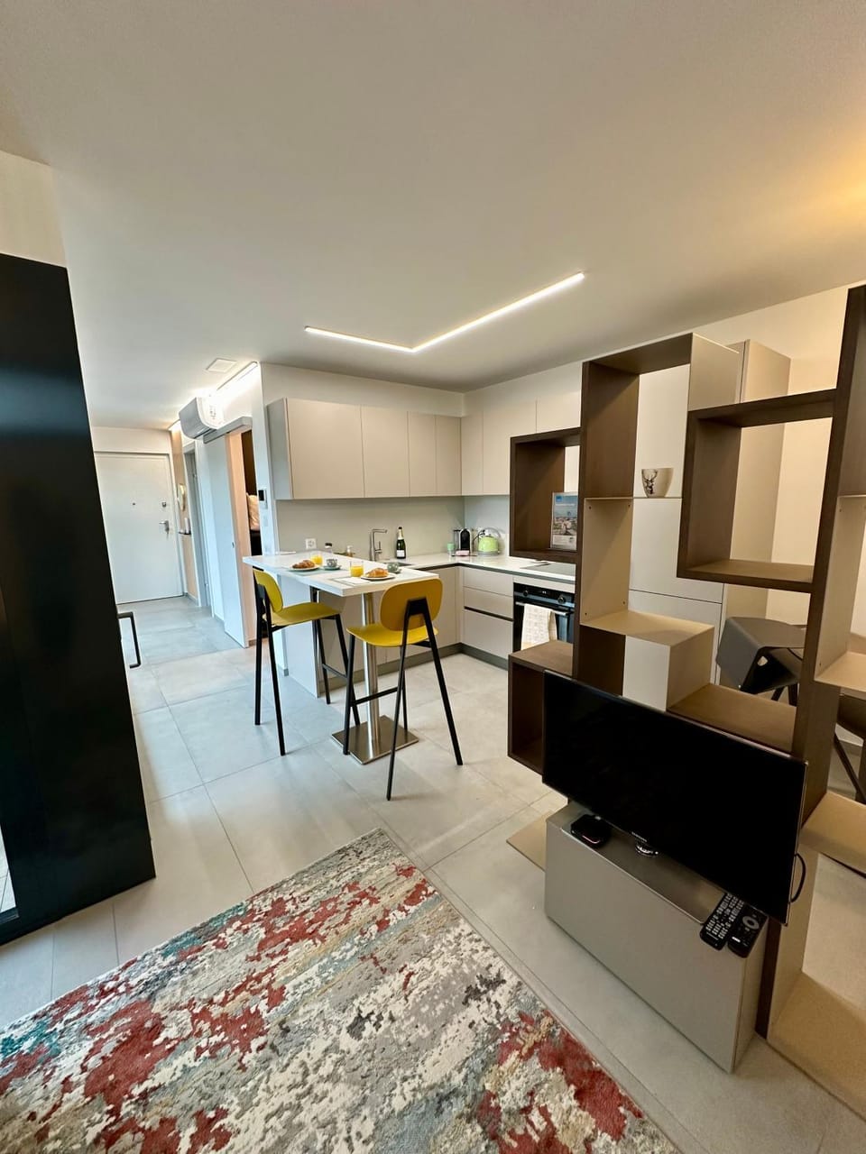 TV and multimedia, Kitchen or kitchenette, Living room, Seating area, Dining area, wardrobe