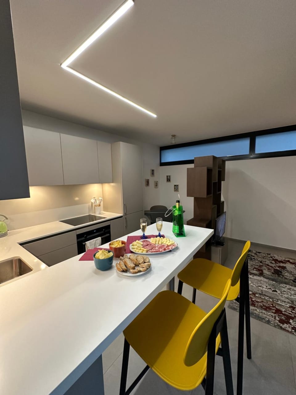 Day, Kitchen or kitchenette, Living room, Food and drinks, Seating area, Dining area, Food, oven