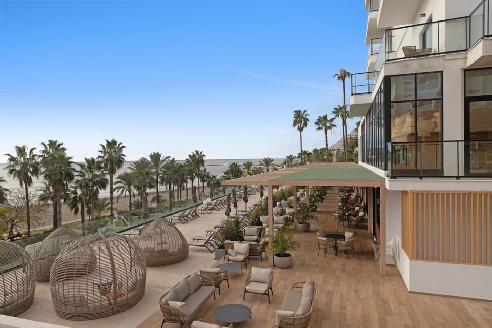 Property building, Balcony/Terrace, Living room