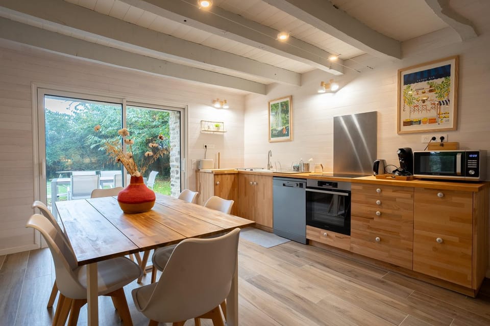 Kitchen or kitchenette, Dining area