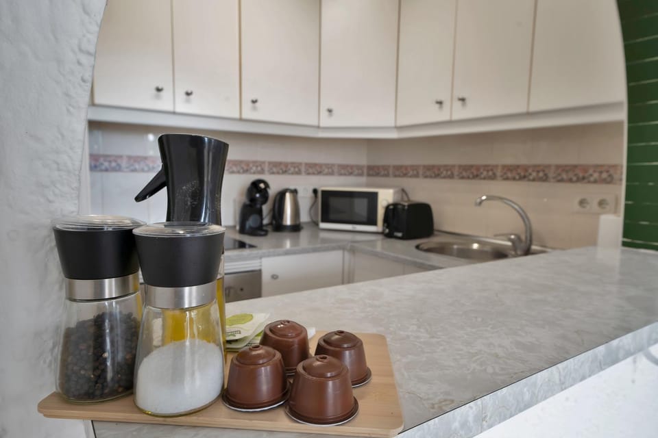 Coffee/tea facilities, Kitchen or kitchenette, stove, toaster