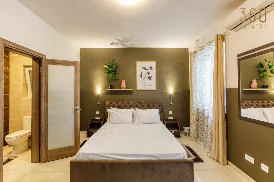 Bed, Bathroom, Photo of the whole room, Bedroom, fireplace, towels