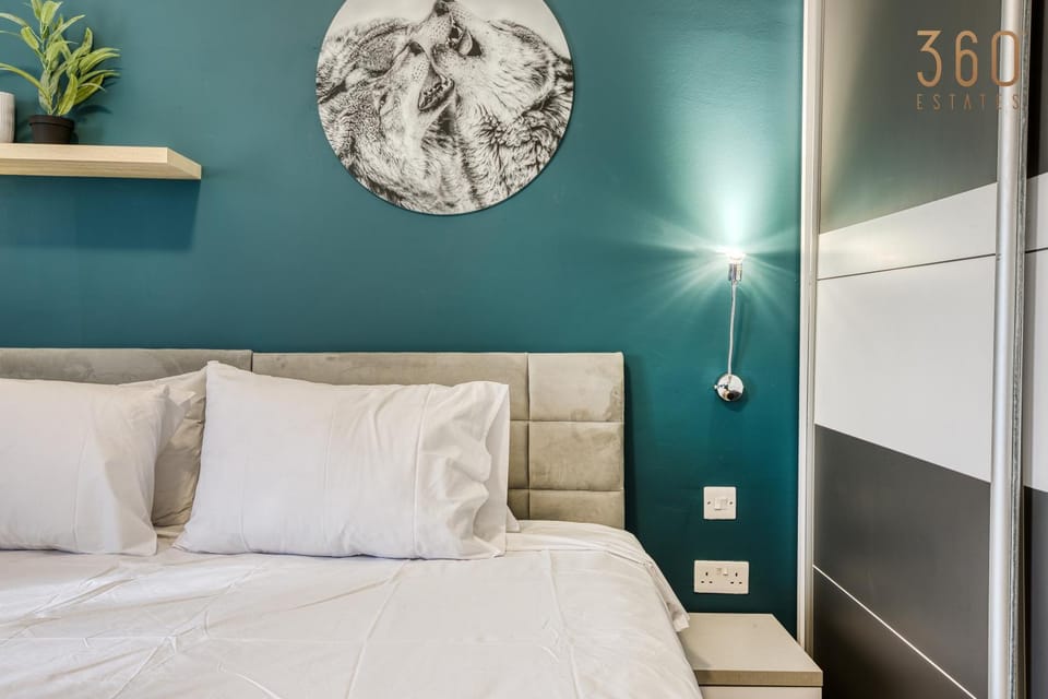 Bed, Photo of the whole room, Decorative detail, Bedroom, wardrobe