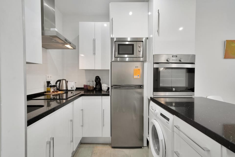 Coffee/tea facilities, Kitchen or kitchenette, microwave, oven, stove, toaster