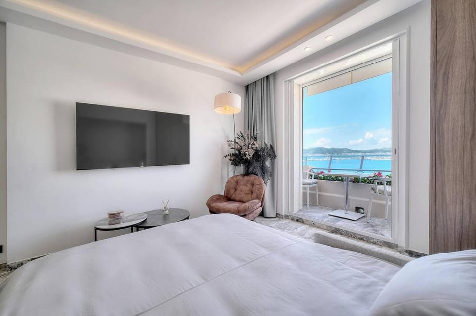 Bed, View (from property/room), Living room, Sea view