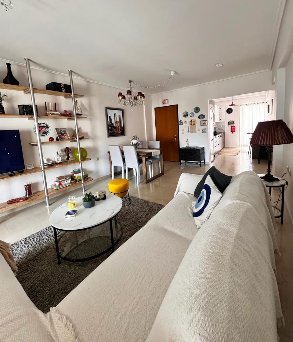 TV and multimedia, Living room, Food and drinks, Photo of the whole room, Seating area, Dining area