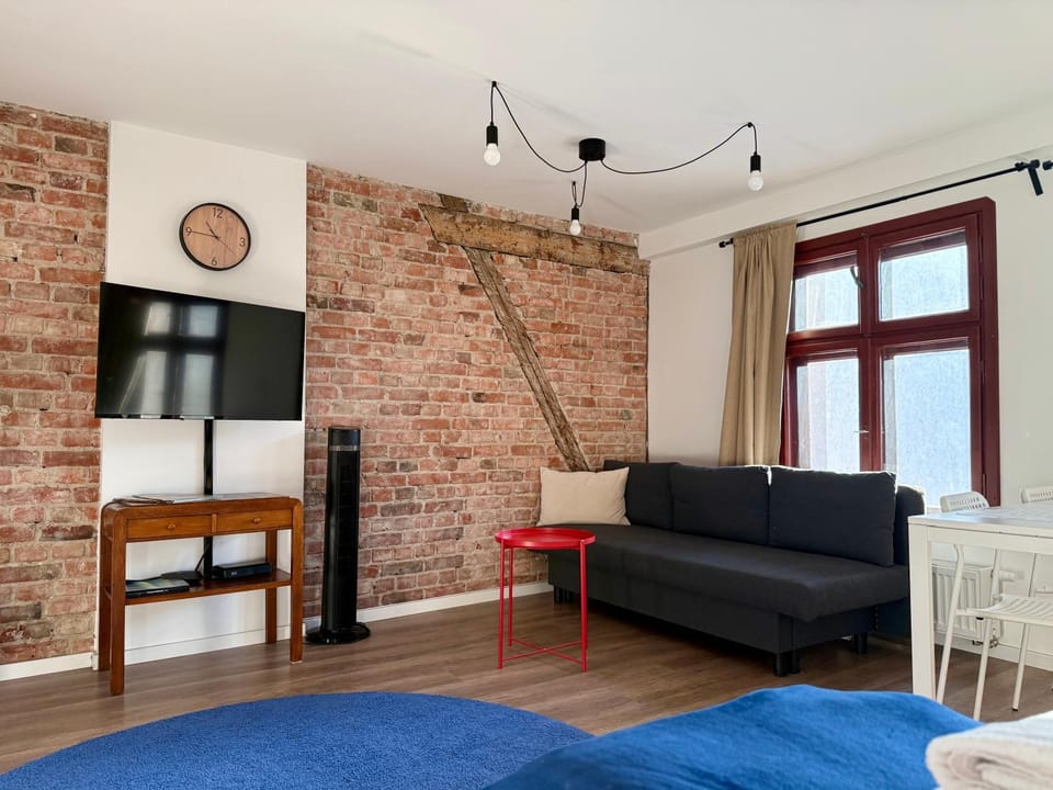 Bed, TV and multimedia, Living room, Photo of the whole room, Seating area, Bedroom