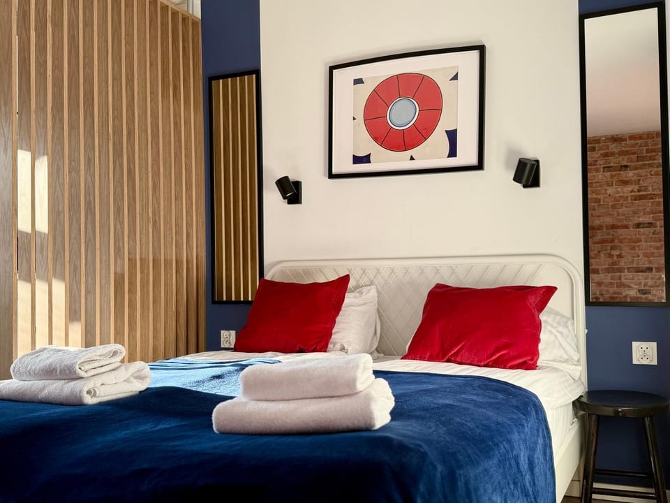 Bed, Photo of the whole room, Bedroom, towels