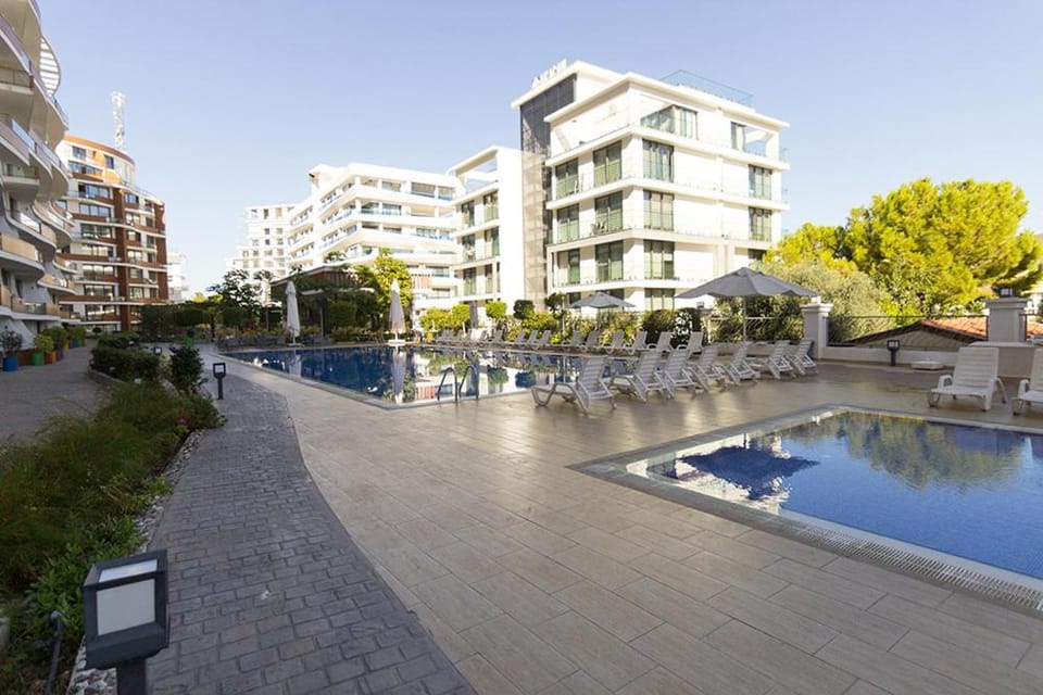 Property building, Day, Pool view, Swimming pool, Swimming pool, sunbed