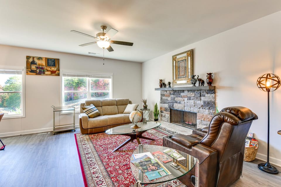 Work, Explore & Relax: Modern Townhome in Lula! House in Lake Lanier