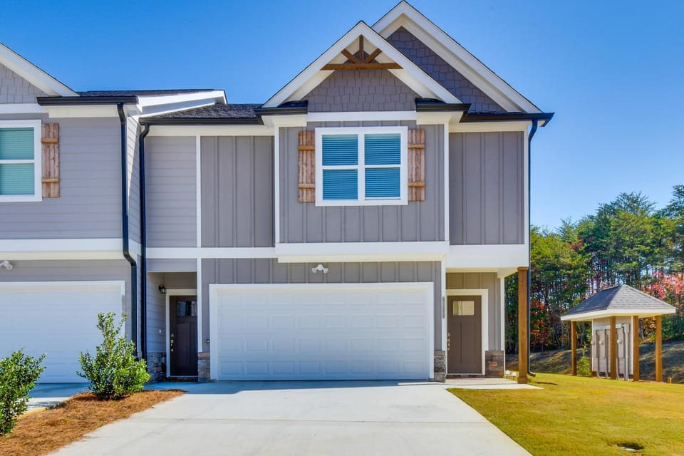 Work, Explore & Relax: Modern Townhome in Lula! House in Lake Lanier