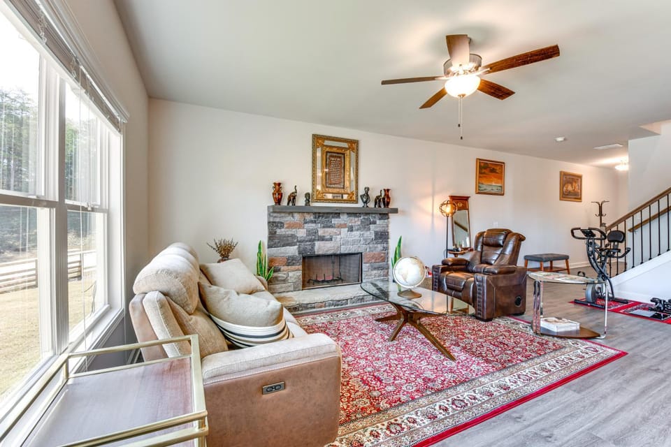 Work, Explore & Relax: Modern Townhome in Lula! House in Lake Lanier