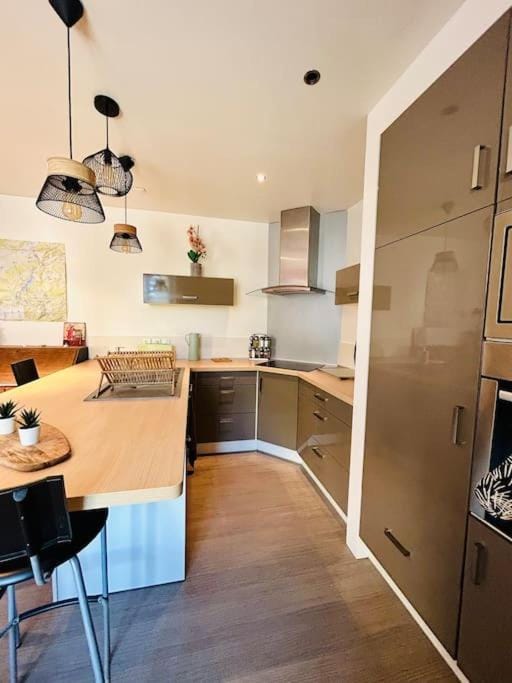 Kitchen or kitchenette, dishwasher, oven, pet friendly, stove