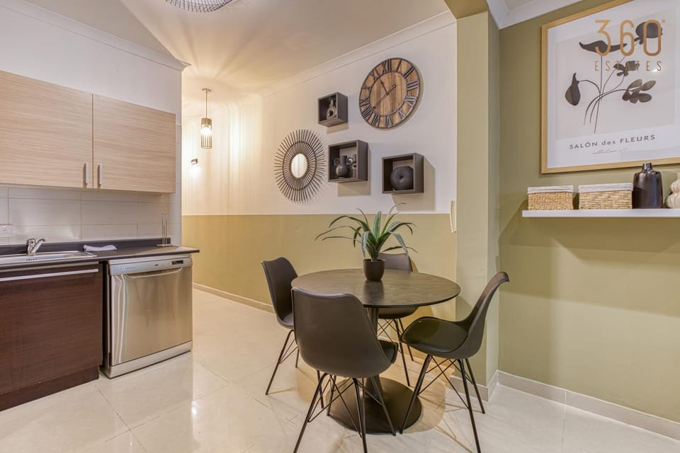 Kitchen or kitchenette, Living room, Seating area, Dining area, minibar, pet friendly, stove