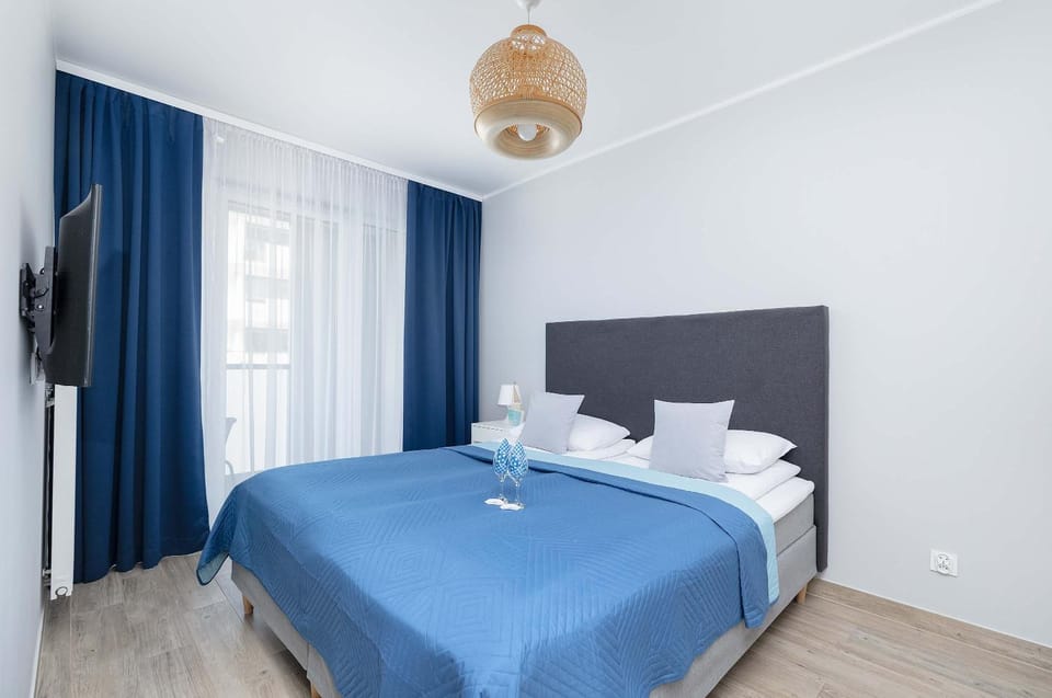 Bed, TV and multimedia, Photo of the whole room, Bedroom, towels