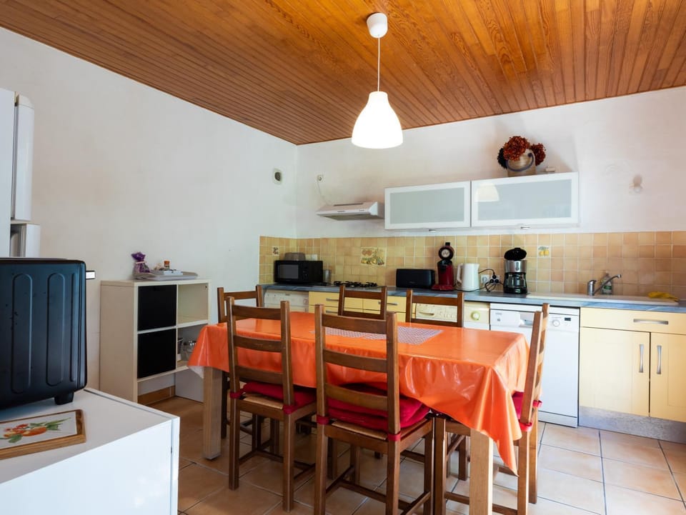 Property building, Kitchen or kitchenette, Living room