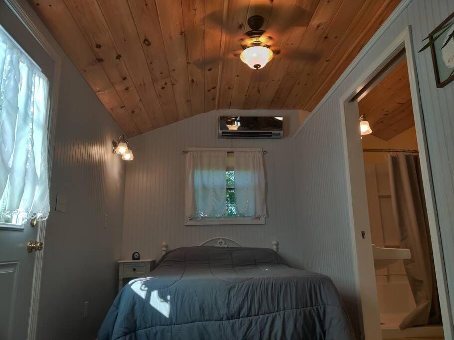 Cozy Tiny Home on the Farm On-Site Farm Animals House in Buffalo River