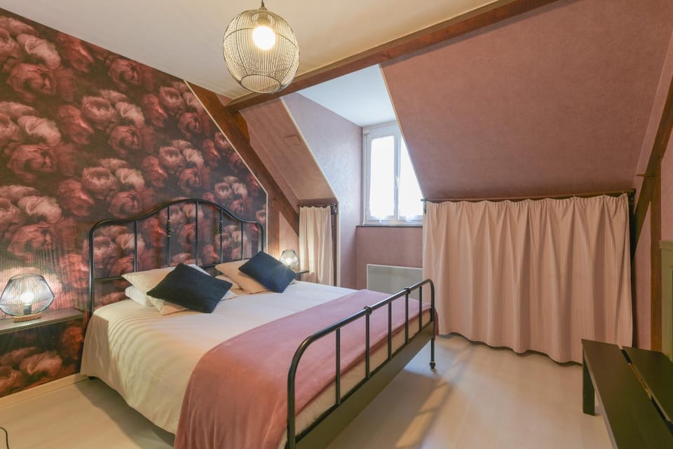 Property building, Living room, Bedroom
