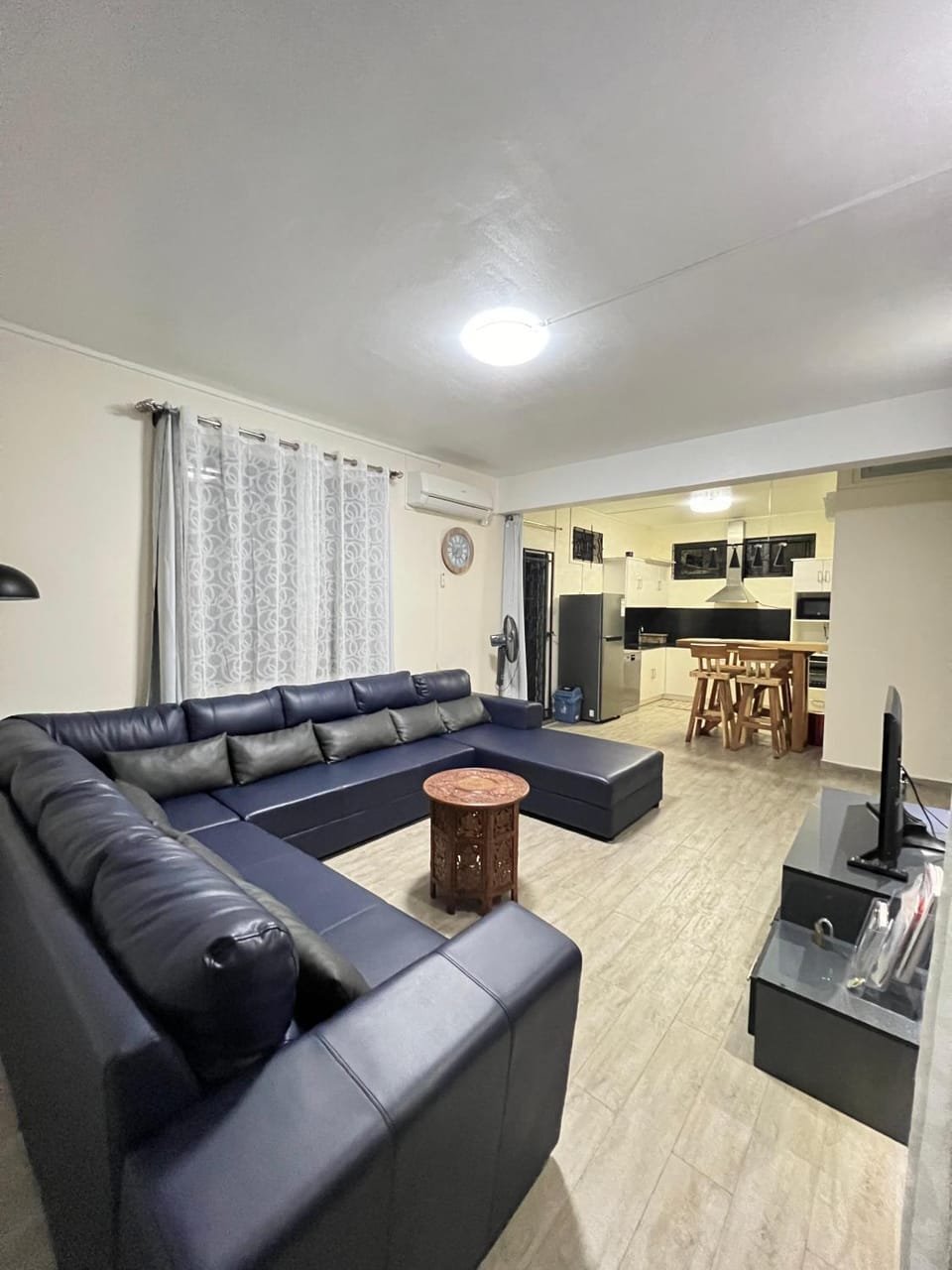 TV and multimedia, Kitchen or kitchenette, Living room, Seating area, Dining area, stove