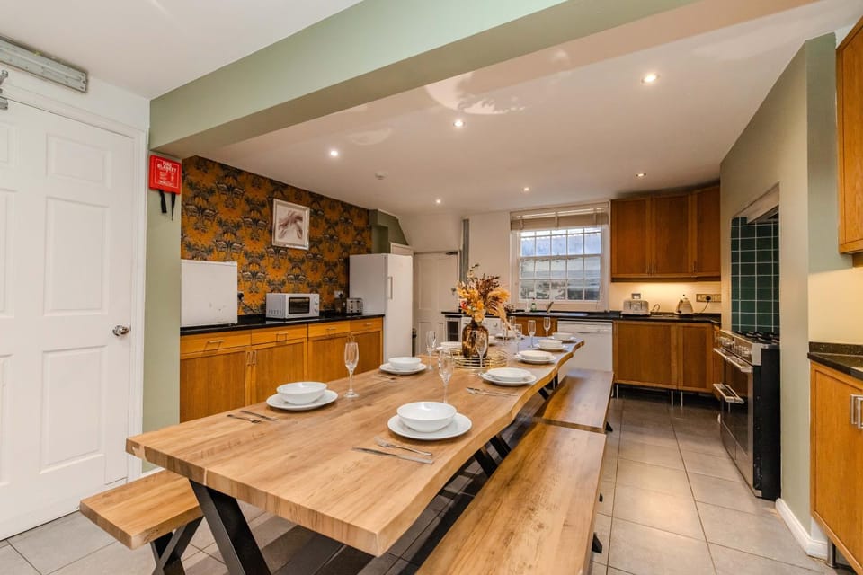Large Family Home l 5-Bedroom with Patio l Heart of Kemptown Apartment in Brighton