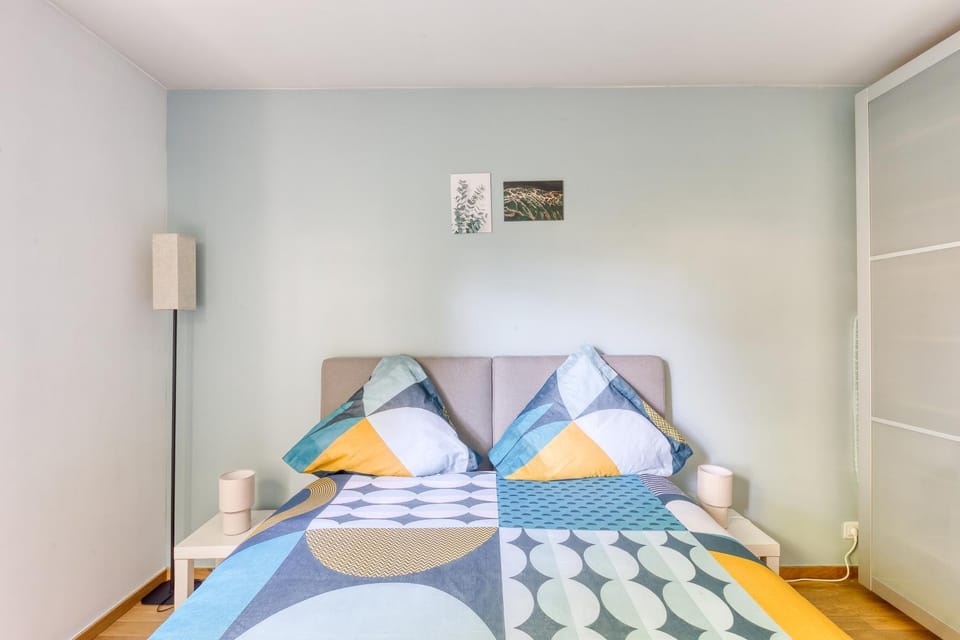 Bed, Photo of the whole room, Bedroom, towels