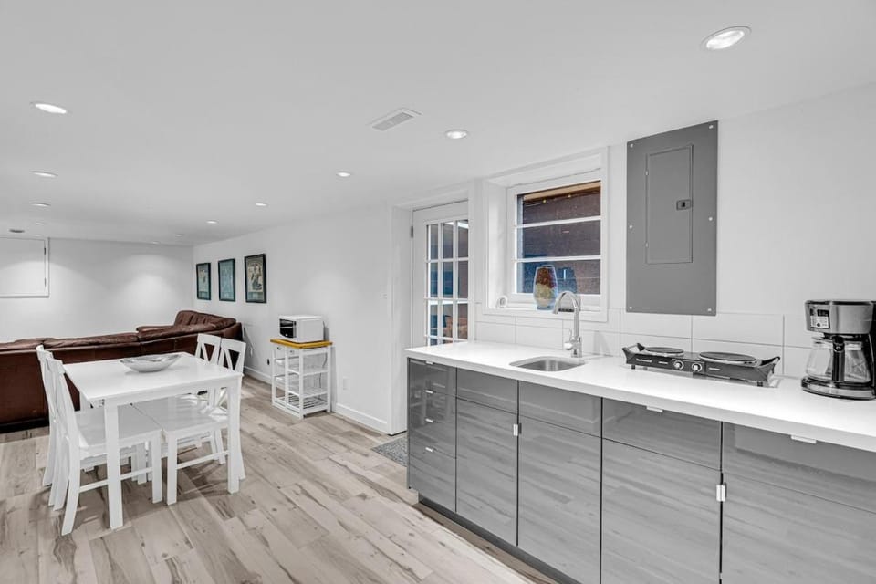 Comfortable 2-Bed Suite Near UBC House in Vancouver