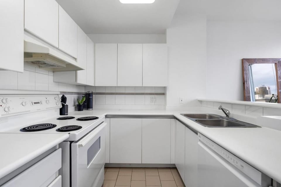 Central Downtown Highrise Condo Apartment in Vancouver